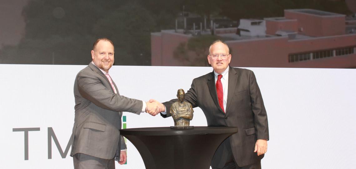 DeBakey Surgical Society president Dr. Eric Silberfein presents the DeBakey Surgical Society Award to Dr. Matthew J. Wall Jr. at the 23rd Congress