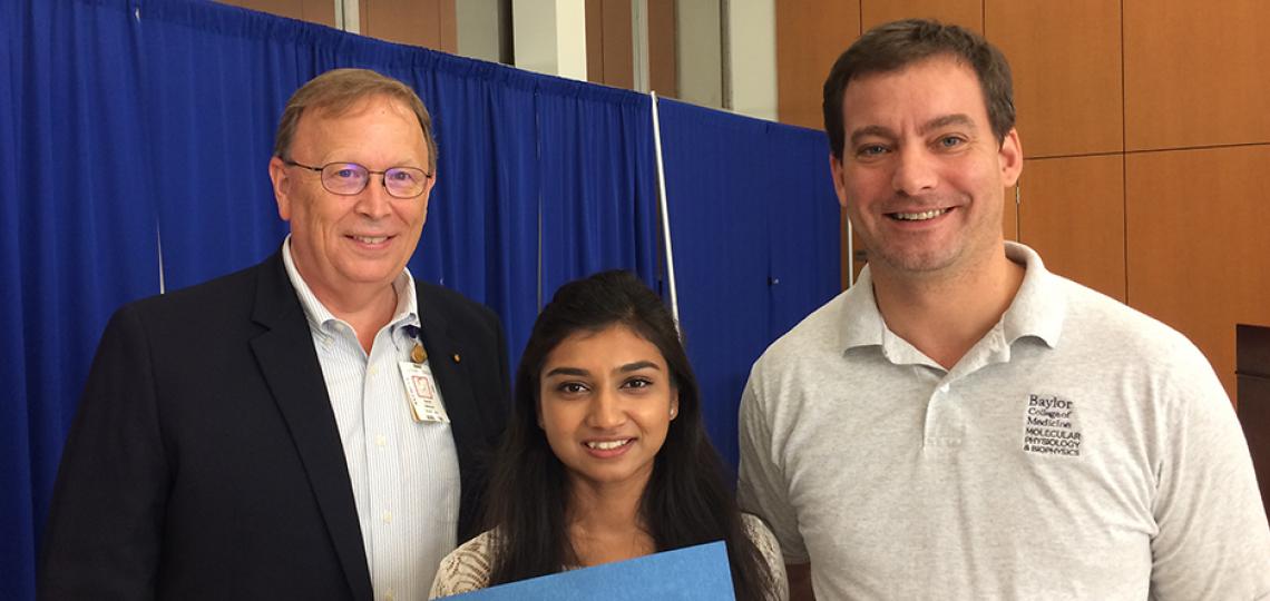 Shebna receives her Claude W. Smith Award from IMBS Director David Nelson
