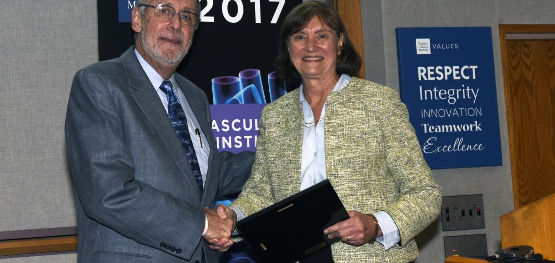CVRI Theme Leader Dr. Mark Entman presents Dr. Christine Seidman from Harvard Medical School the Distinguished National Keynote Lecture award at the 2017 CVRI Symposium.