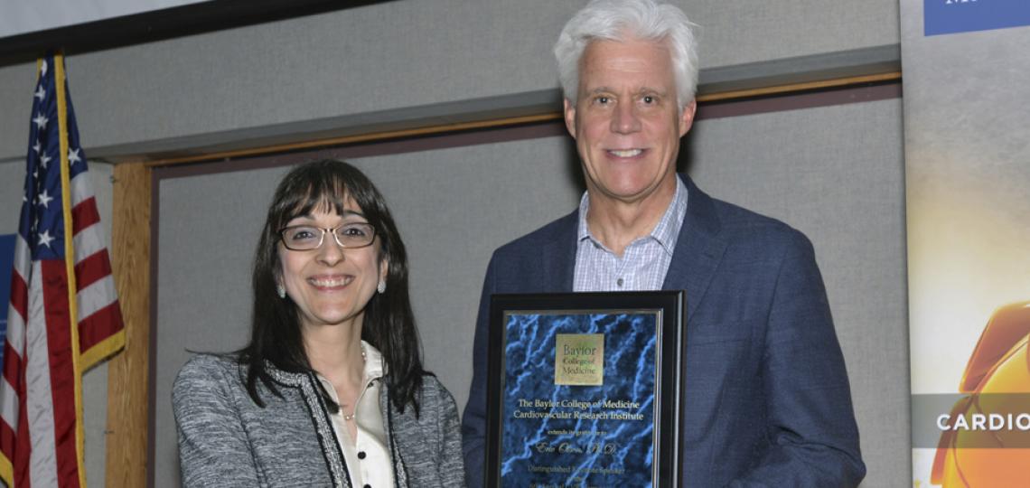 CVRI associate director Dr. Biykem Bozkurt presents Dr. Eric Olson from The University of Texas Southwestern Medical Center the Distinguished National Keynote Lecture Award at the 2018 CVRI Symposium