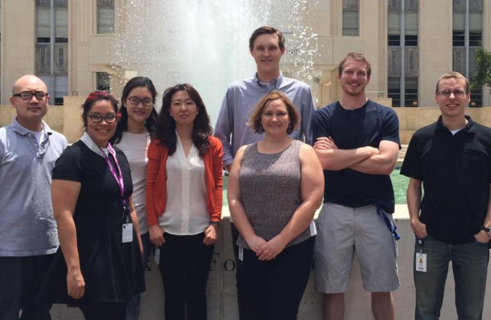 Deneen Lab Members from 2015 lined up in front of a large fountain