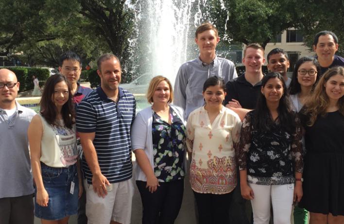 Deneen Lab Members 2016 lined up in front of a large fountain