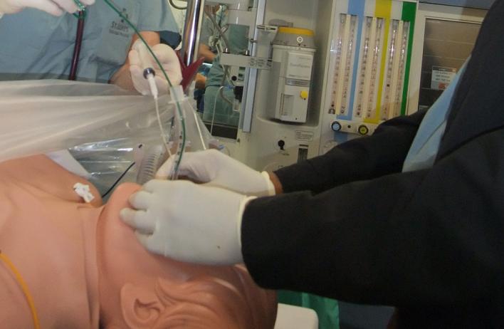 resident working in anesthesiology simulation lab