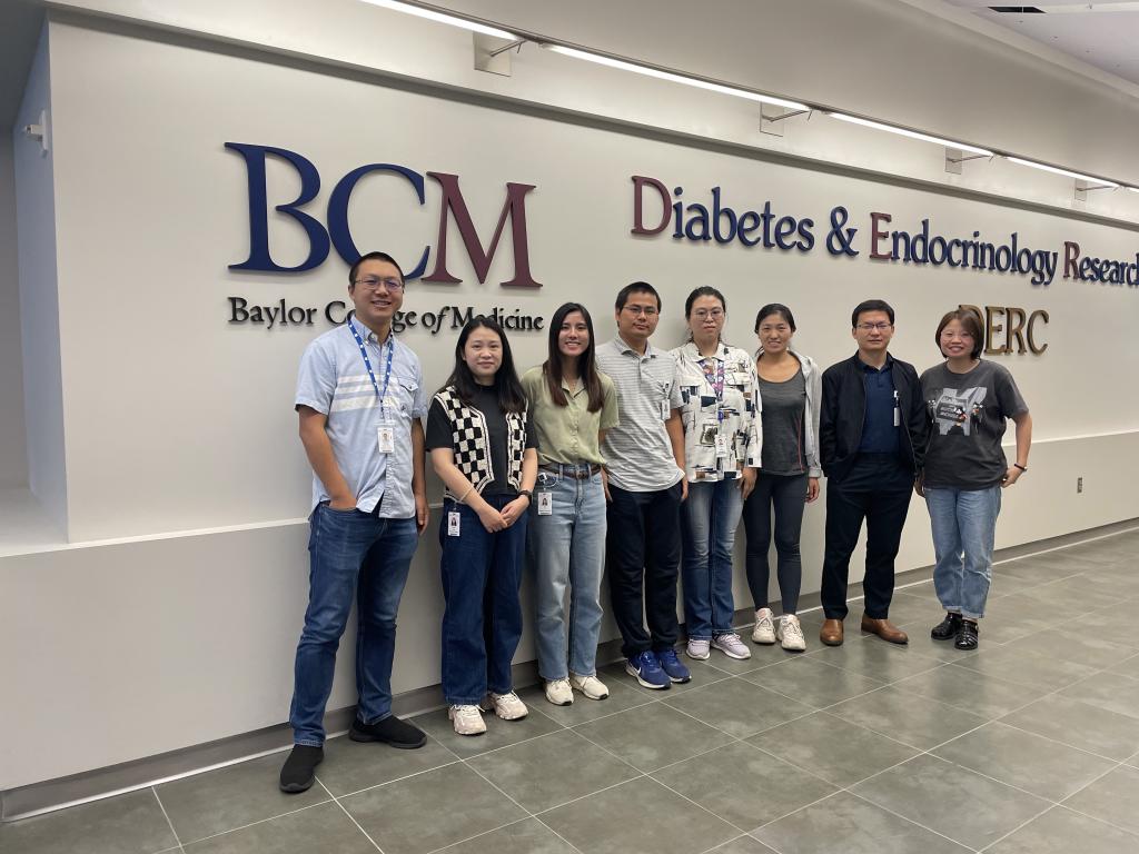 Dongyin Guan Lab Photos | BCM