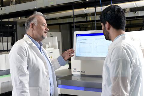 Dr. Richard Gibbs looks at screen in Human Genome Sequencing Center.