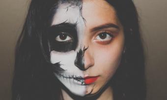 While it is fun and thrilling to transform into another character, a dermatology expert from Baylor College of Medicine warns that wearing heavy Halloween makeup can cause side effects like acne breakouts and allergic reactions.