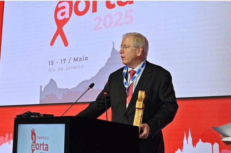 Dr. Coselli receives Surgical Giant Award