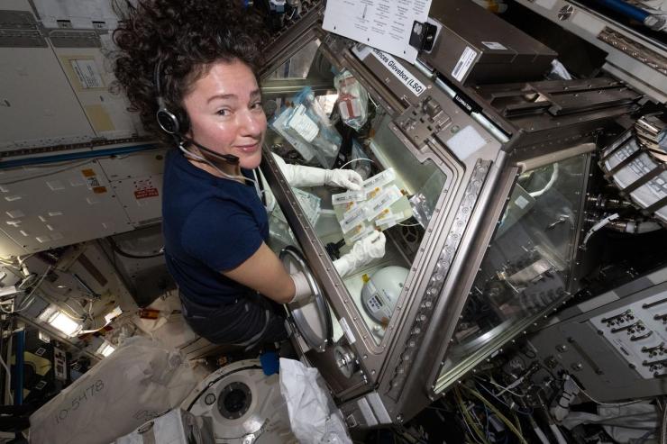 TRISH VTE - NASA astronaut Jessica Meir prepares blood platelet samples for incubation and growth