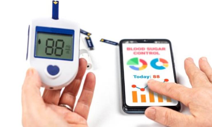 Checking the blood sugar with a smartphone.