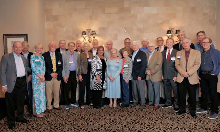 A large group of older alumni