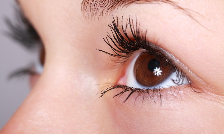 Close up photo of a women's eye.